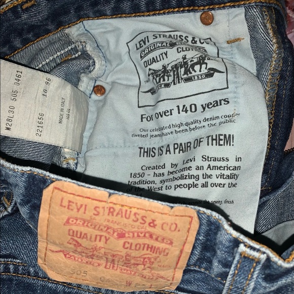 Levi’s 505 High Waisted Shorts (Mid thigh) - Picture 3 of 3